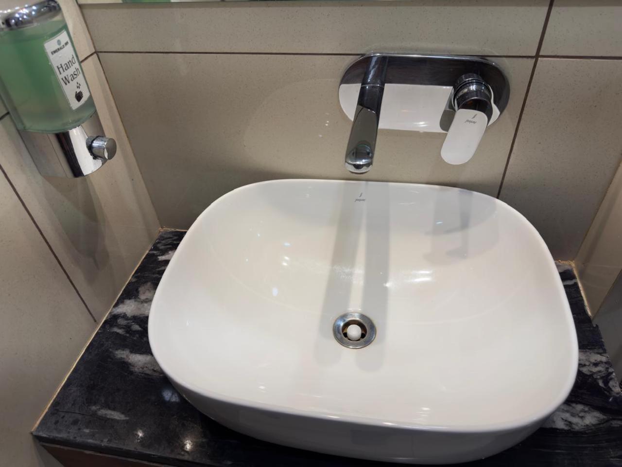בהופאל Hotel Emerald Inn מראה חיצוני תמונה