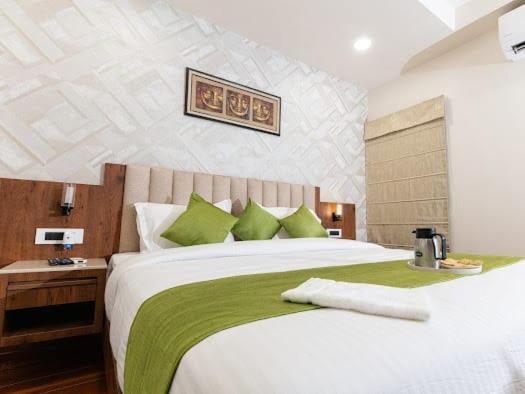 בהופאל Hotel Emerald Inn מראה חיצוני תמונה