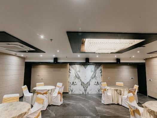 בהופאל Hotel Emerald Inn מראה חיצוני תמונה