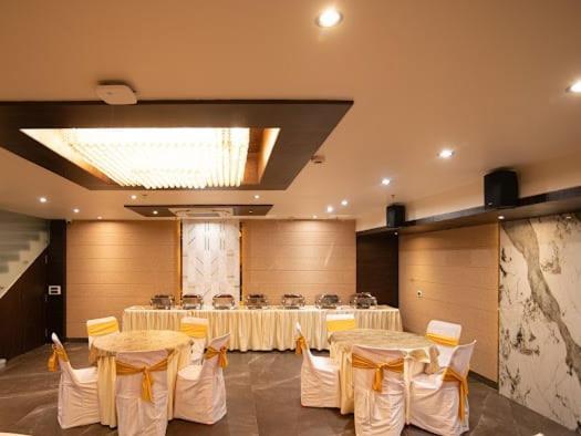 בהופאל Hotel Emerald Inn מראה חיצוני תמונה