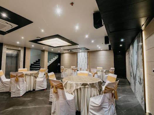 בהופאל Hotel Emerald Inn מראה חיצוני תמונה